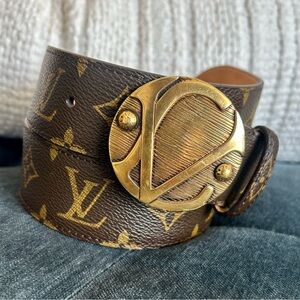 Louis Vuitton monogram belt size 80/32. Gold antique buckle